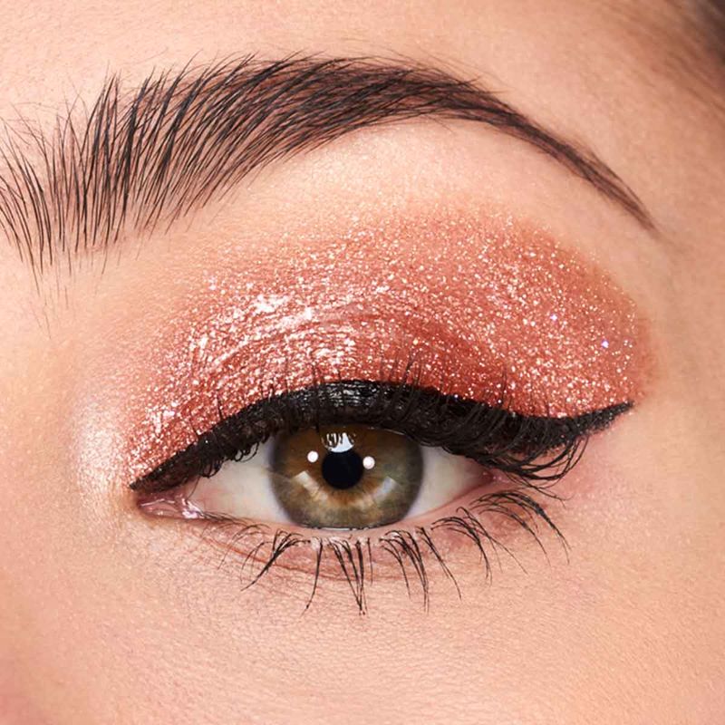 Sombra-de-ojos-liquida-color-coral-shimmer-aplicada-en-el-ojo-