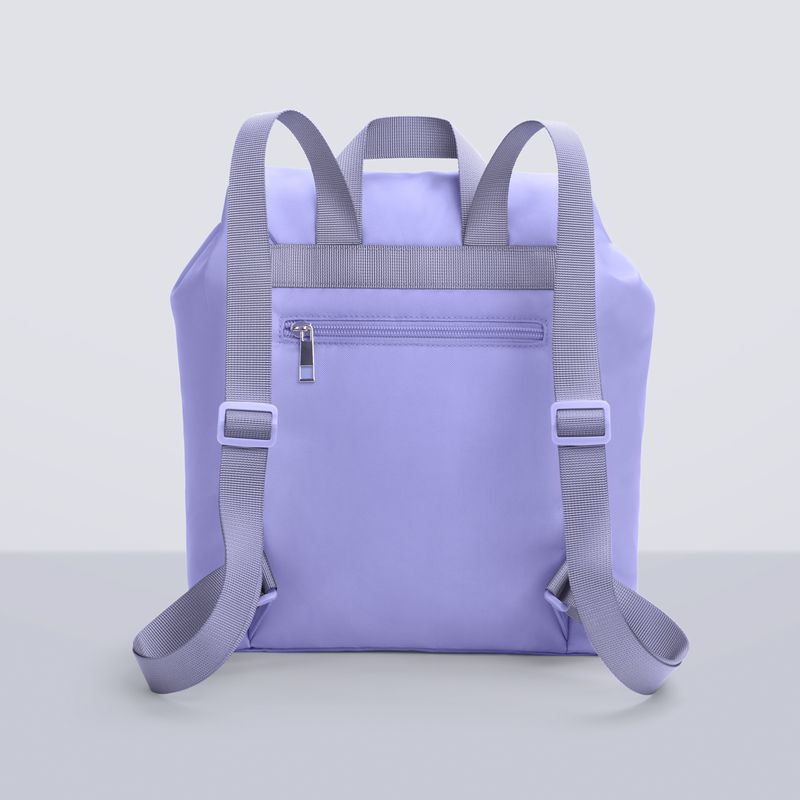 Mochila-de-color-lila-en-material-de-tela-poli�ster-y-con-varios-compartimientos.