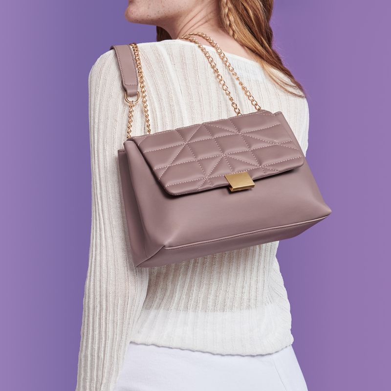 Bolso-para-mujer-tipo-cuero-de-color-marron-con-distintos-compartimentos-y-un-asa-versatil.