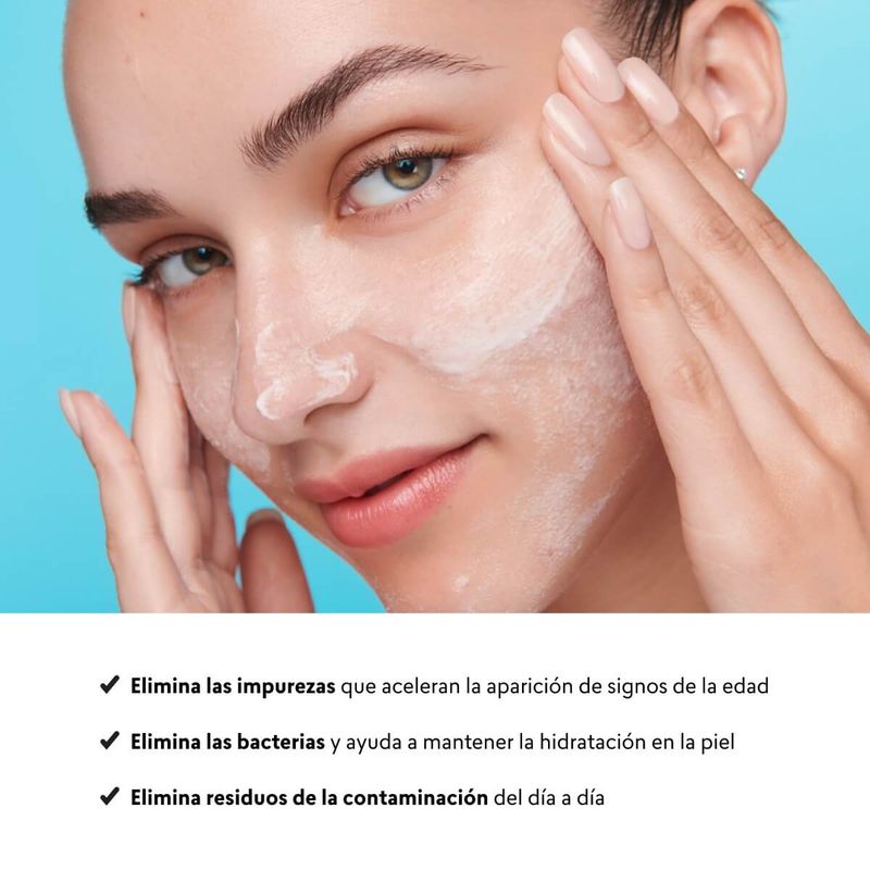 mujer-usando-limpiador-facial-en-gel