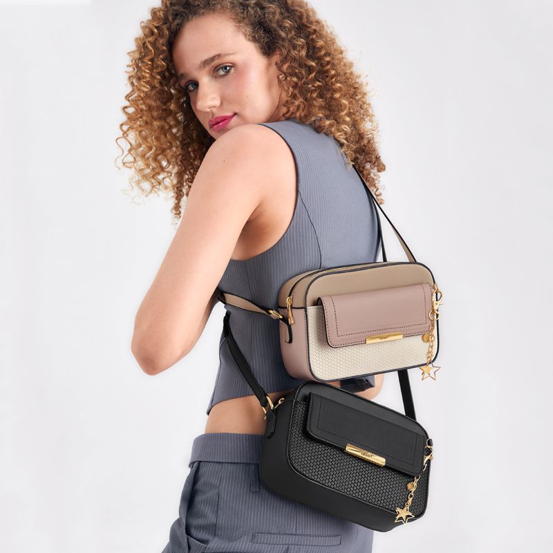 Bolso-de-Mujer-de-estilo-casual-en-material-tipo-cuero-y-con-asa-regulable-Amplios-compartimientos.