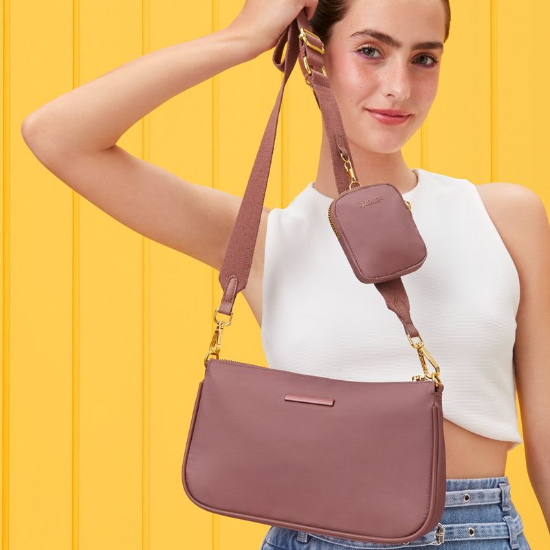 Bolso-de-mujer-en-poliester-marron-con-asa-regulable-y-estuche-colgante-removible.-Chic-y-funcional.