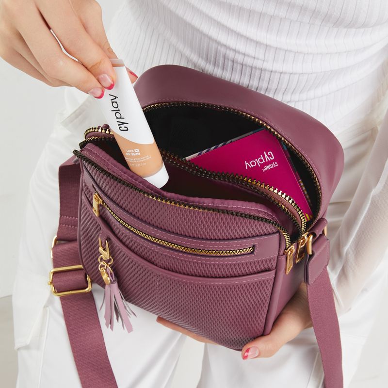 Bolso-para-mujer-Lottus-en-morado-con-compartimientos-bolsillos-y-colgante-decorativo.