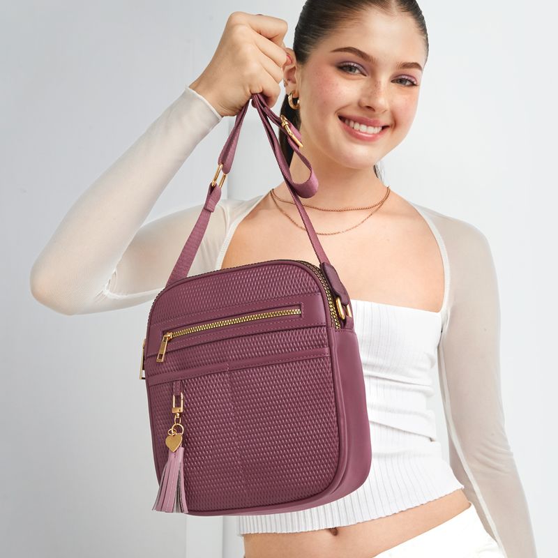 Bolso-para-mujer-Lottus-en-morado-con-compartimientos-bolsillos-y-colgante-decorativo.