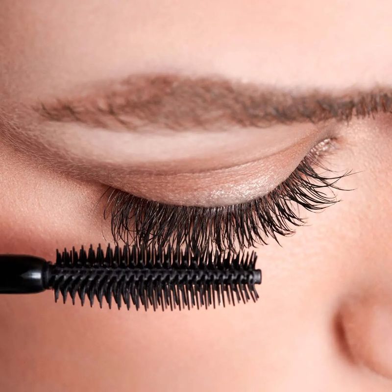 aplicaci�n-mascara-de-pesta�as-negra