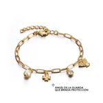 Pulsera-Charm-Trend-dorada-con-dijes-de-la-suerte-y-perla-acrilica-ideal-para-tu-look-de-año-nuevo.